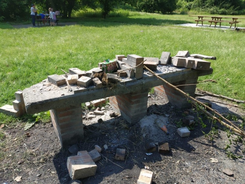 Atti vandalici e rifiuti abbandonati: bentornati alla normalità!